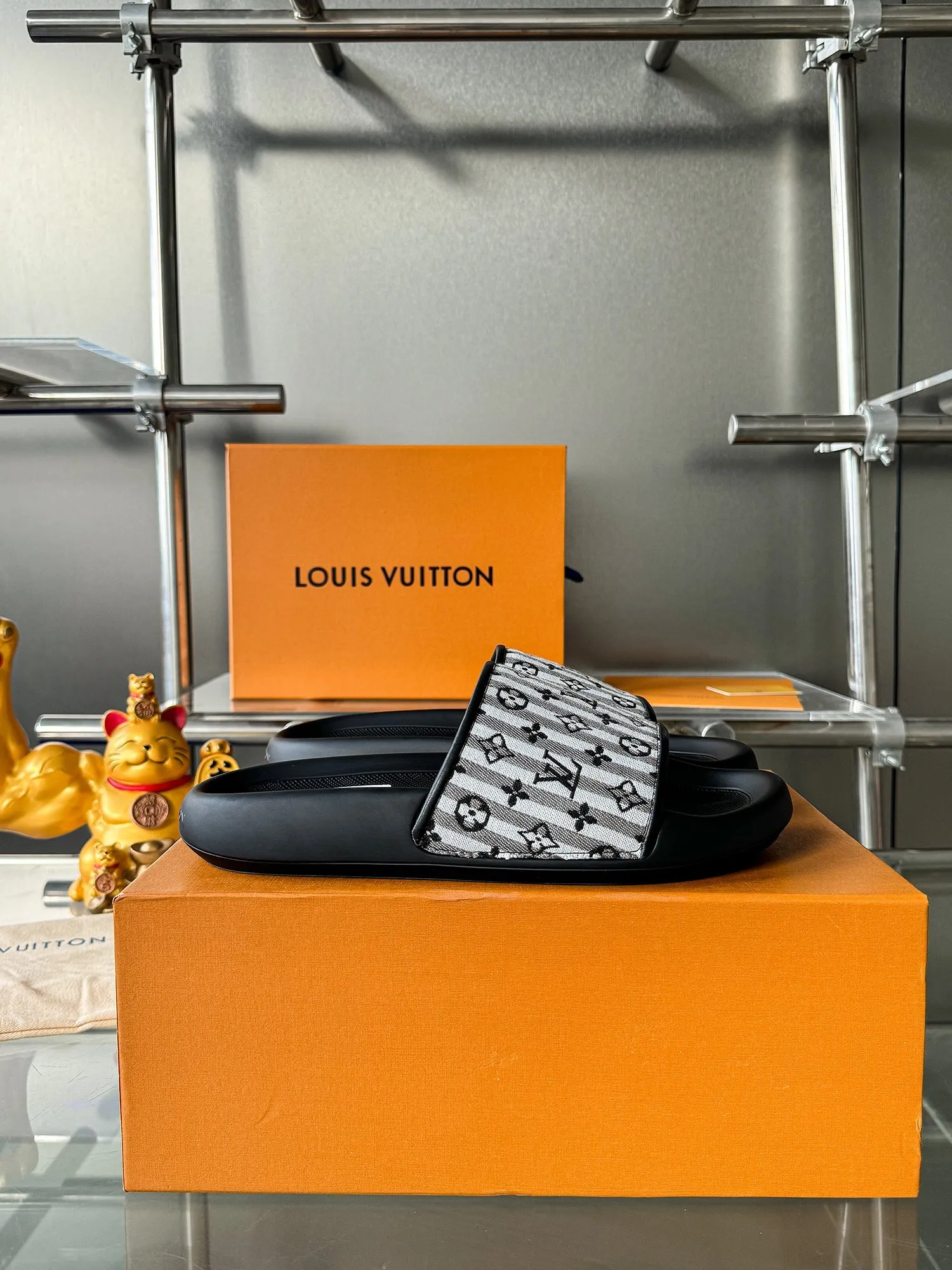 [L Home] P: 300💰 ▪️Shoe size: Women's 35-40 Men's 38-46▪️Packaging: Counter top quality~original packaging Louis Vuitton lv couple's monogram embossed slippers This season, Waterfront sandals return with a new look, and the upper buckle is embossed with Louis Vuitton's iconic Monogram pattern. Made of waterproof rubber with a comfortable and resilient insole. The lightweight, flexible outsole is embossed with the Louis Vuitton logo. Exquisitely packaged at the delivery counter 🛍📦 ▪️Fabric: Original molded rubber foam ▪️Sole: Original molded rubber foam outsole ▪️Sole thickness: 3CM.